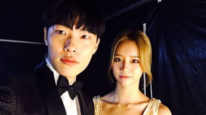 Is Lee Hyeri Dating Ryu Jun?
